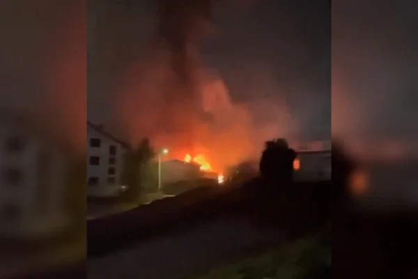Imagem externa de incêndio que atingiu boate na Macedônia do Norte - Metrópoles