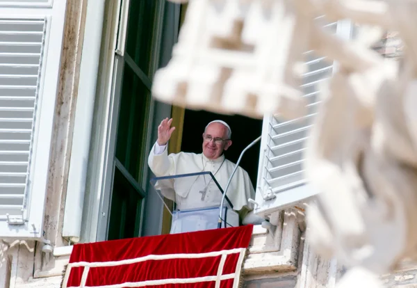 Papa Francisco simplifica procedimentos para anulação de casamentos
