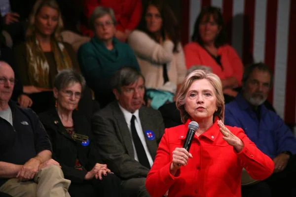 Hillary Clinton lidera pesquisa contra Trump, mas vê vantagem reduzida