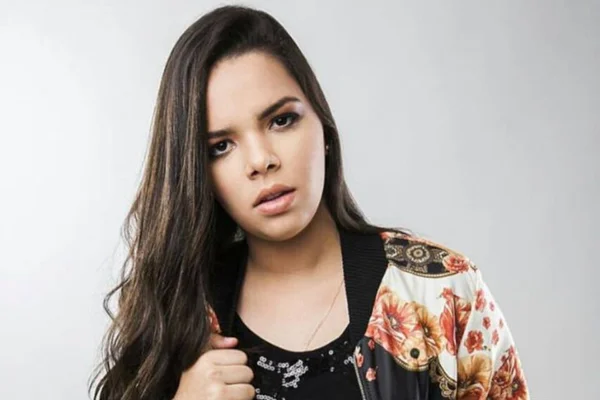 foto colorida da cantora Maria Clara