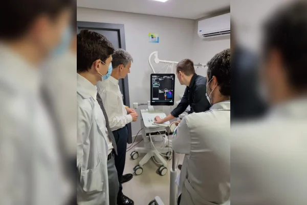 Imagem colorida de demonstração de equipamento para biópsia de câncer de próstata