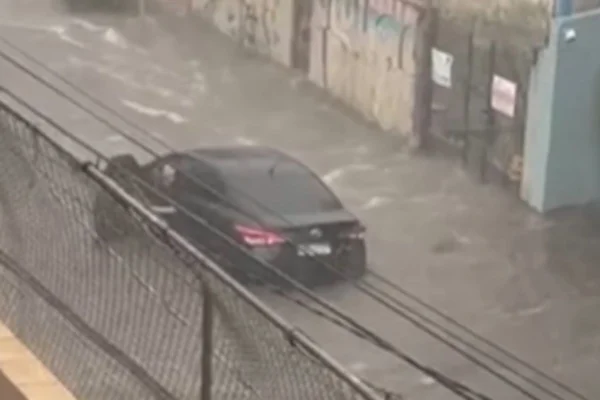 Além da enchente, quatro residências em outro bairro de Santo André apresentaram risco estrutural em razão do nível elevado de um rio - Metrópoles