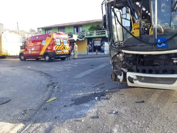 Vídeo: batida entre ônibus deixa pelo menos oito pessoas feridas no PR