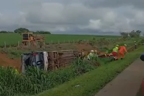 Acidente grave: ônibus tomba na BR-050 e deixa 10 pessoas feridas