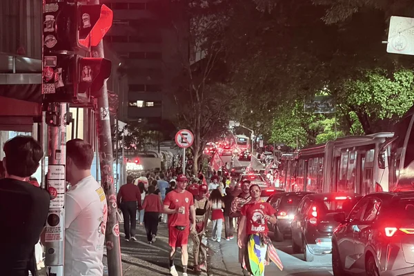 Lula volta para Brasília após festa da vitória em São Paulo - destaque galeria Lula volta para Brasília após festa da vitória em São Paulo - destaque galeria