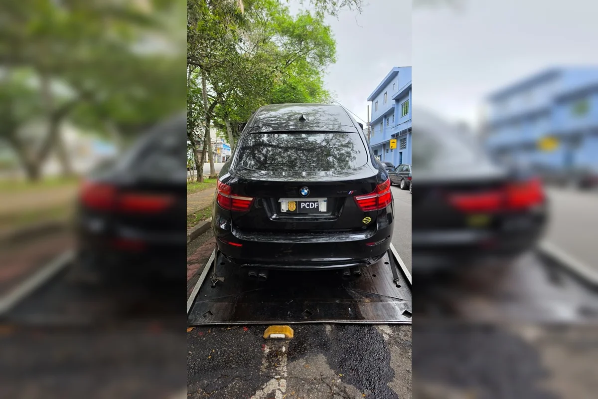 Carro de luxo foi preso em endereço de homem que aplicou golpe em famílias do DF Carro de luxo foi preso em endereço de homem que aplicou golpe em famílias do DF