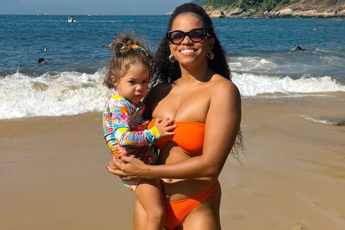 Jeniffer Nascimento posa com a filha, Lara, na praia Jeniffer Nascimento posa com a filha, Lara, na praia