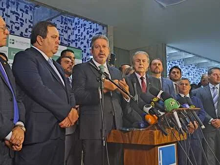 Foto colorida mostra reunião entre deputado Arthur Lira e parlalentares do União Brasil - Metrópoles