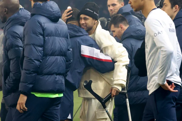 Neymar começa temporada voando e tem fim melancólico por lesão