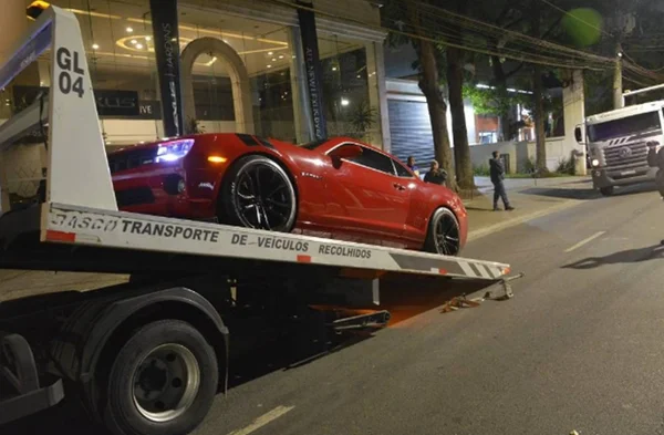 Imagem colorida de carros apreendidos em operação contra racha em SP