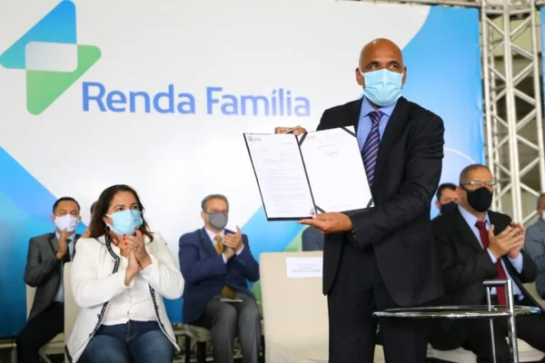 prefeito de goiania lança renda familia