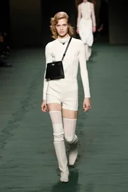 Neste look da Hermès, a composição da dos materiais da bota inclui tecido, o que remete a uma meia acoplada à bota