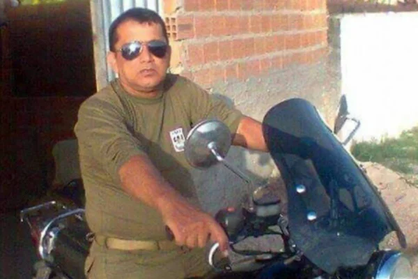 Foto colorida do policial da reserva Jocelino Cardoso em uma moto