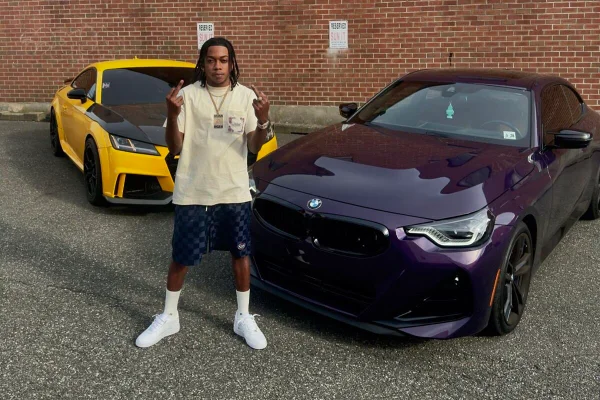 Andre Beadle posa ao lado de seus carros - Metrópoles
