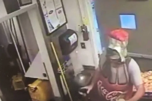 Homem fantasiado de Coca-Cola assalta restaurante. Veja vídeo