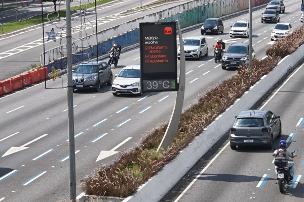 Imagem mostra dia quente em São Paulo - Metrópoles