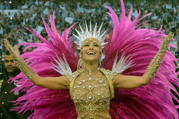 Sabrina Sato desfila pela primeira vez após ser mãe: “Emoção dobrada”