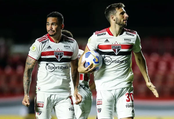 Calleri comemorando gol para o São Paulo