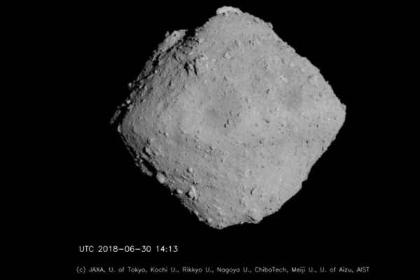 Imagem colorida do asteroide Ryugu