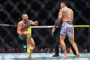 Max Holloway venceu Conor McGregor por nocaute técnico