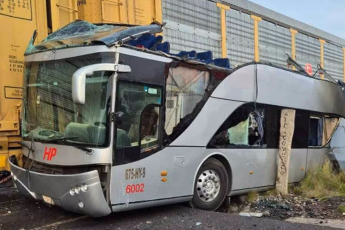México: trem de carga parte ônibus ao meio e 10 pessoas morrem. Vídeo 3 imagem colorida de acidente entre trem de carga e ônibus no México