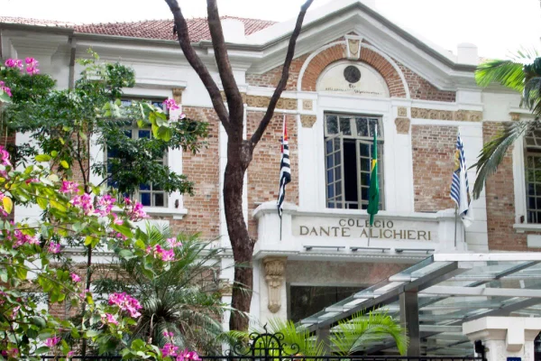 Fachada do Colégio Dante Alighieri, em São Paulo.