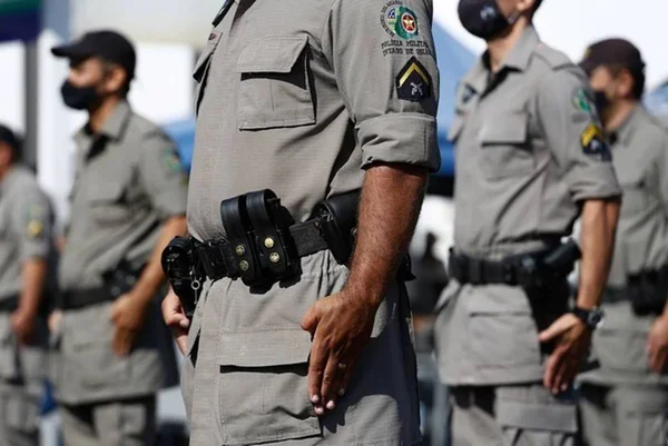 imagem colorida policiais militares de goias