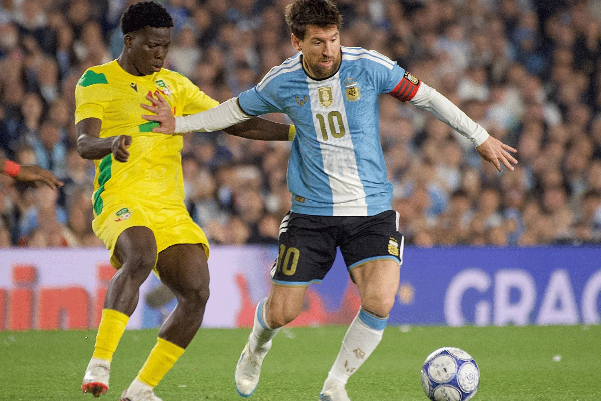 Lionel Messi em amistoso diante de Benin Lionel Messi em amistoso diante de Benin