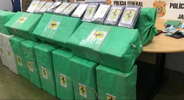 Polícia prende avião carregado com 490 quilos de cocaína