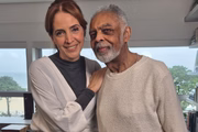 Poliana Abritta e Gilberto Gil posam após a primeira entrevista do cantor após a morte de Preta Gil