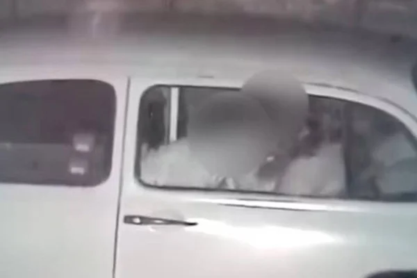 Imagem preta e branca de casal flagrado fazendo sexo em um fusca - Metrópoles