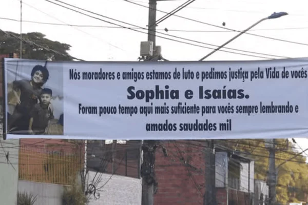 Imagem colorida de faixas e cartazes estendidos por justiça pela morte dos irmãos atropelados na grande São Paulo - Metrópoles