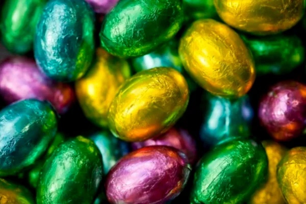 Ovos de chocolate embrulhados em papéis de alumínio coloridos - Metrópoles