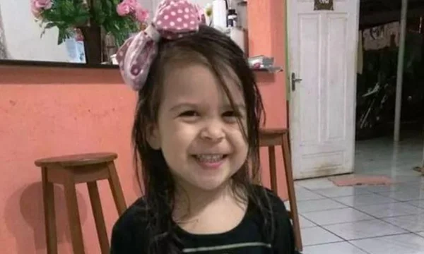 Mãe atropela e mata a própria filha de dois anos ao dar ré em carro