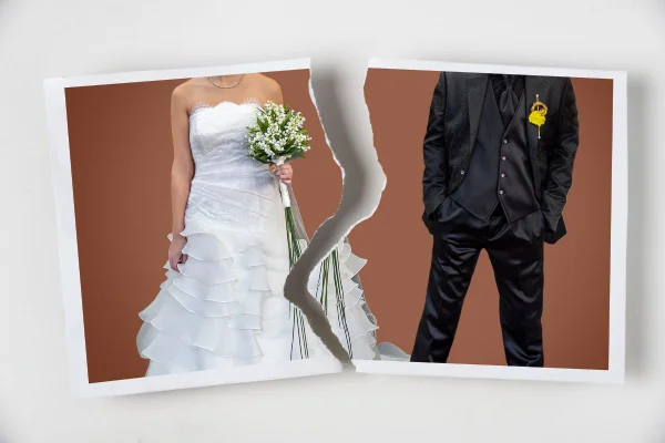 Foto colorida de foto de casamento partida ao meio
