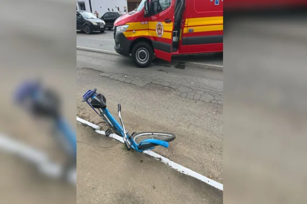 IMAGEM COLORIDA DE BICICLETA APÓS ATROPELAMENTO - METRÓPOLES