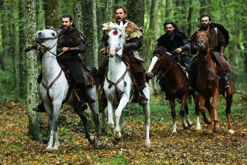 <b>O Grande Guerreiro Otomano</b>: com três temporadas disponíveis, a série histórica é definida como uma espécie de "Game of Thrones" turca. Passada no século 13, a produção conta a vida de Ertugrul, pai de Osman I, o fundador do Império Otomano. Assista <a href="https://www.netflix.com/search?q=Ottoman%20Rising&jbv=80127001&jbp=1&jbr=0" target="_blank">aqui</a>
<b>O Grande Guerreiro Otomano</b>: com três temporadas disponíveis, a série histórica é definida como uma espécie de "Game of Thrones" turca. Passada no século 13, a produção conta a vida de Ertugrul, pai de Osman I, o fundador do Império Otomano. Assista <a href="https://www.netflix.com/search?q=Ottoman%20Rising&jbv=80127001&jbp=1&jbr=0" target="_blank">aqui</a>