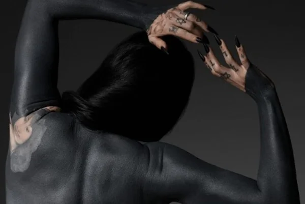 Na imagem colorida, a tatuadora Kat Von D