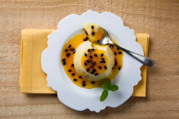 Panna cotta de chocolate branco com calda de maracujá. Gostosa e fácil
