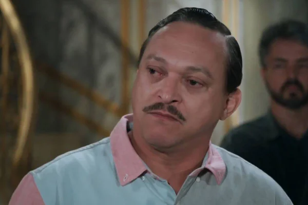 foto colorida de homem branco de bigode com olhos marejados - metrópoles