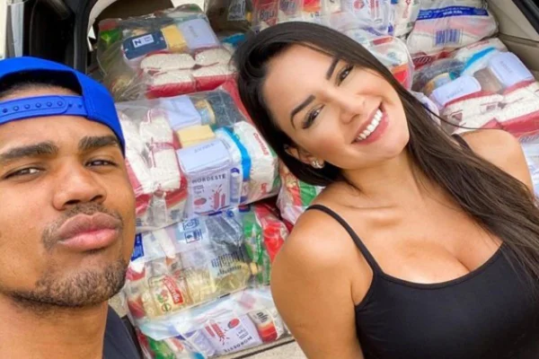Douglas Costa e a esposa