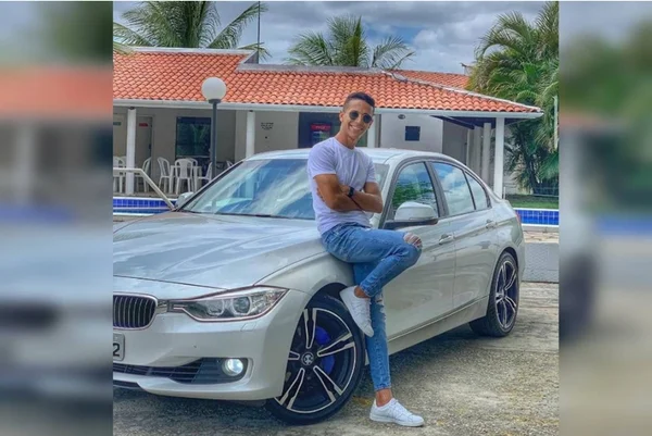 Homem ao lado de BMW