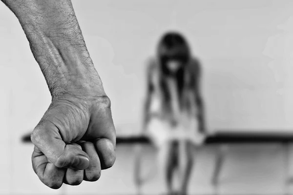 Pai é acusado de colocar o dedo e a boca nas partes íntimas da filha