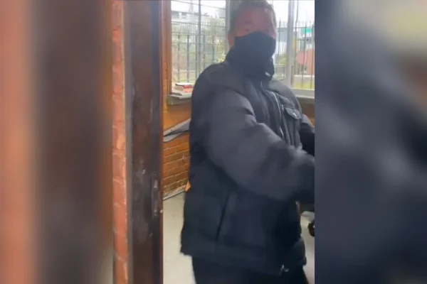 Fiscal agride jovem em rodoviária de Itaipava em Petrópolis- RJ 1