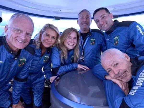 Foto colorida de tripulantes que participaram do lançamento desta quinta-feira (29/8) da Blue Origin - Metrópoles