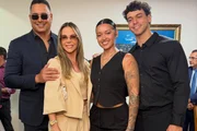 Xanddy, Carla Perez e os filhos posam juntos para as redes sociais Xanddy, Carla Perez e os filhos posam juntos para as redes sociais