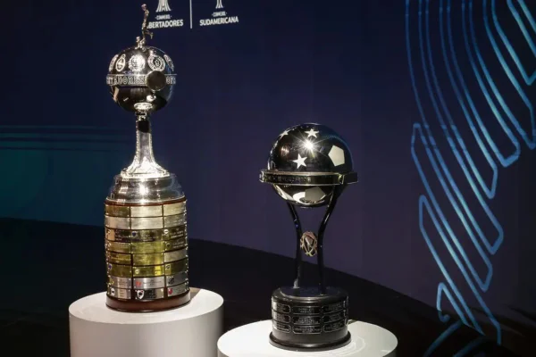 imagem colorida de torféus da Libertadores e Sul-American - metrópoles