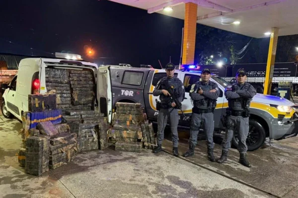 Imagem colorida mostra policiais militares e carro apreendido com drogas em rodovia de São Paulo - Metrópoles