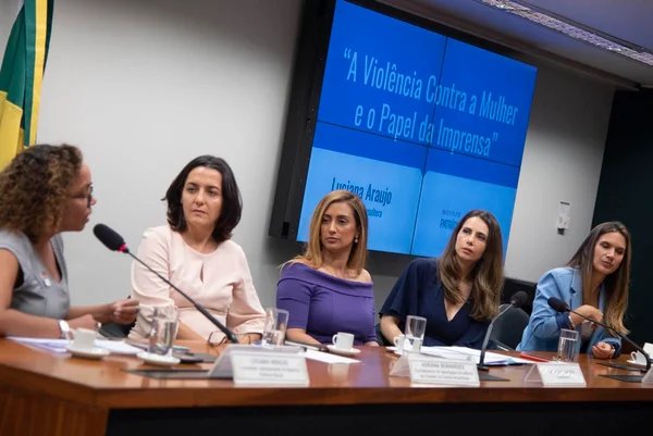 Deputados e jornalistas debatem como a imprensa pode ajudar no combate à violência contra a mulher