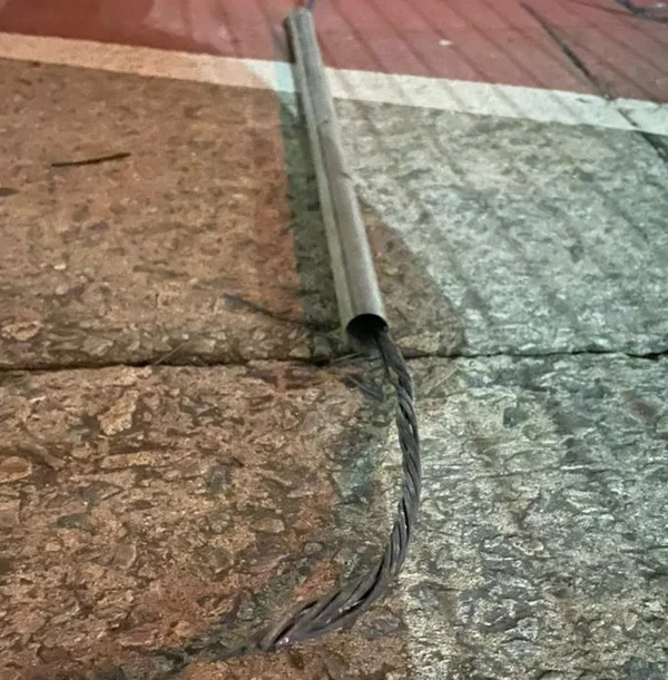 Tubo metálico jogado no chão - Metrópoles
